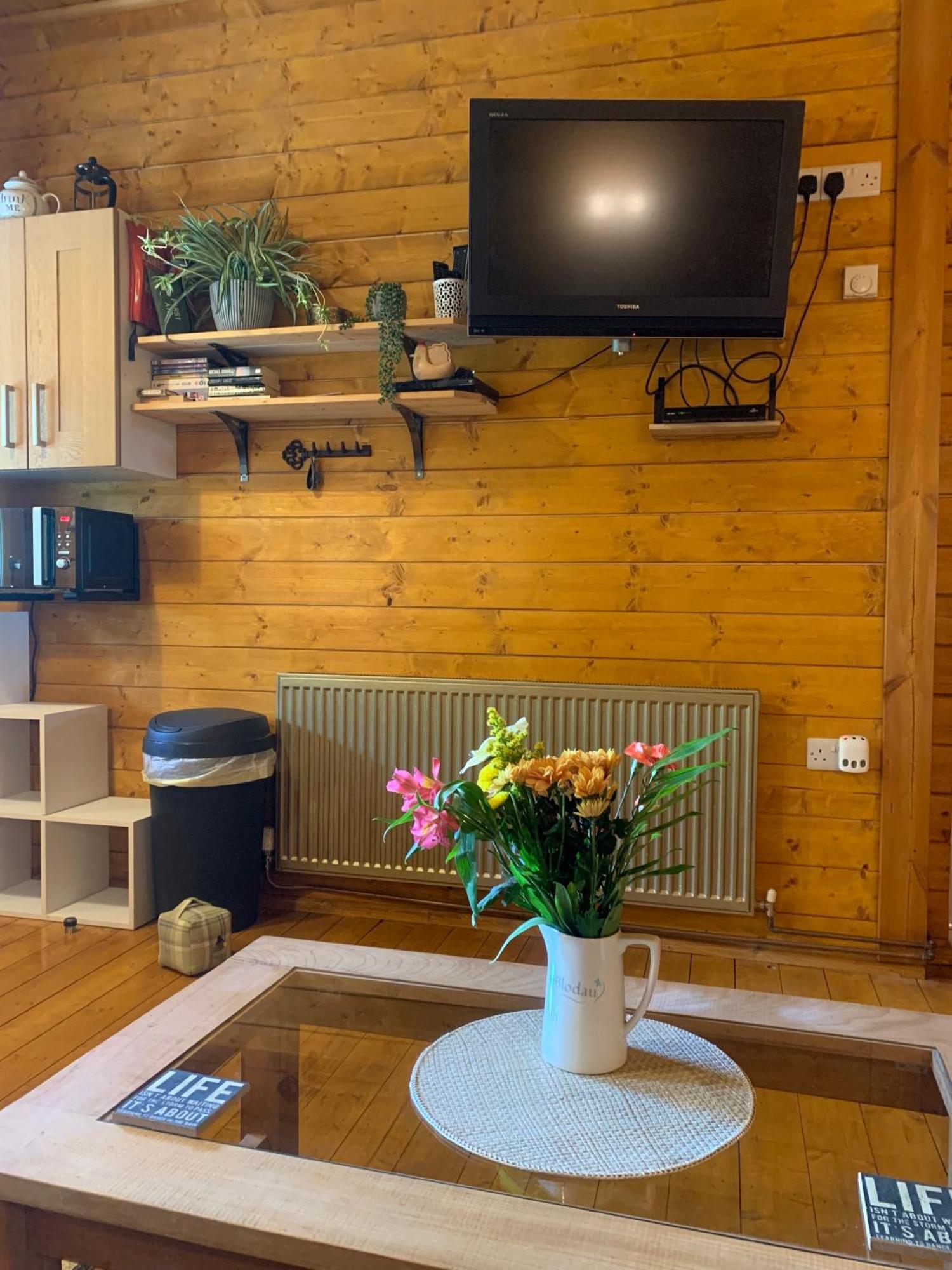 Cherry Cabin - Little Log Cabin In Wales Bettws Cedewain Esterno foto