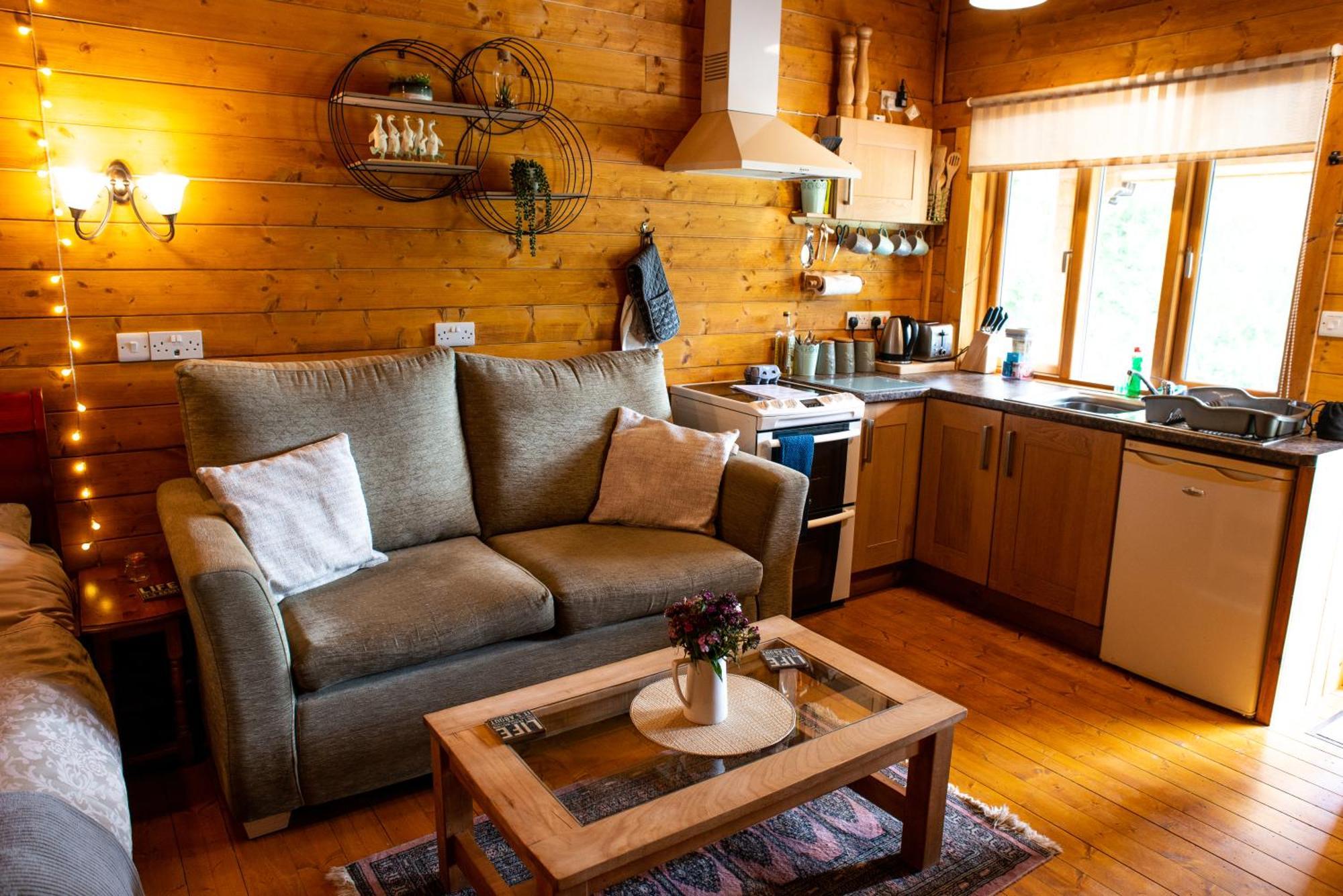 Cherry Cabin - Little Log Cabin In Wales Bettws Cedewain Esterno foto