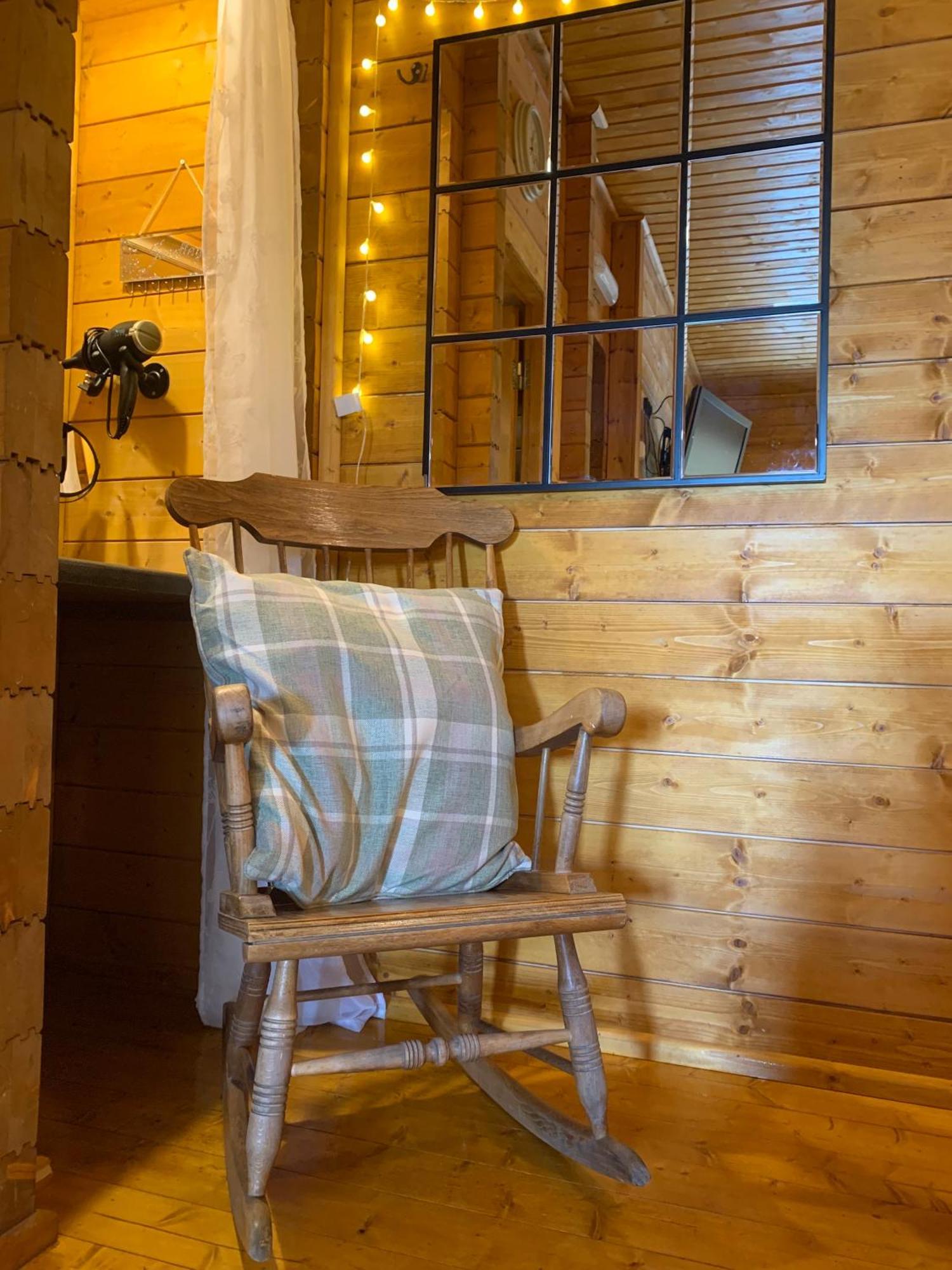 Cherry Cabin - Little Log Cabin In Wales Bettws Cedewain Esterno foto