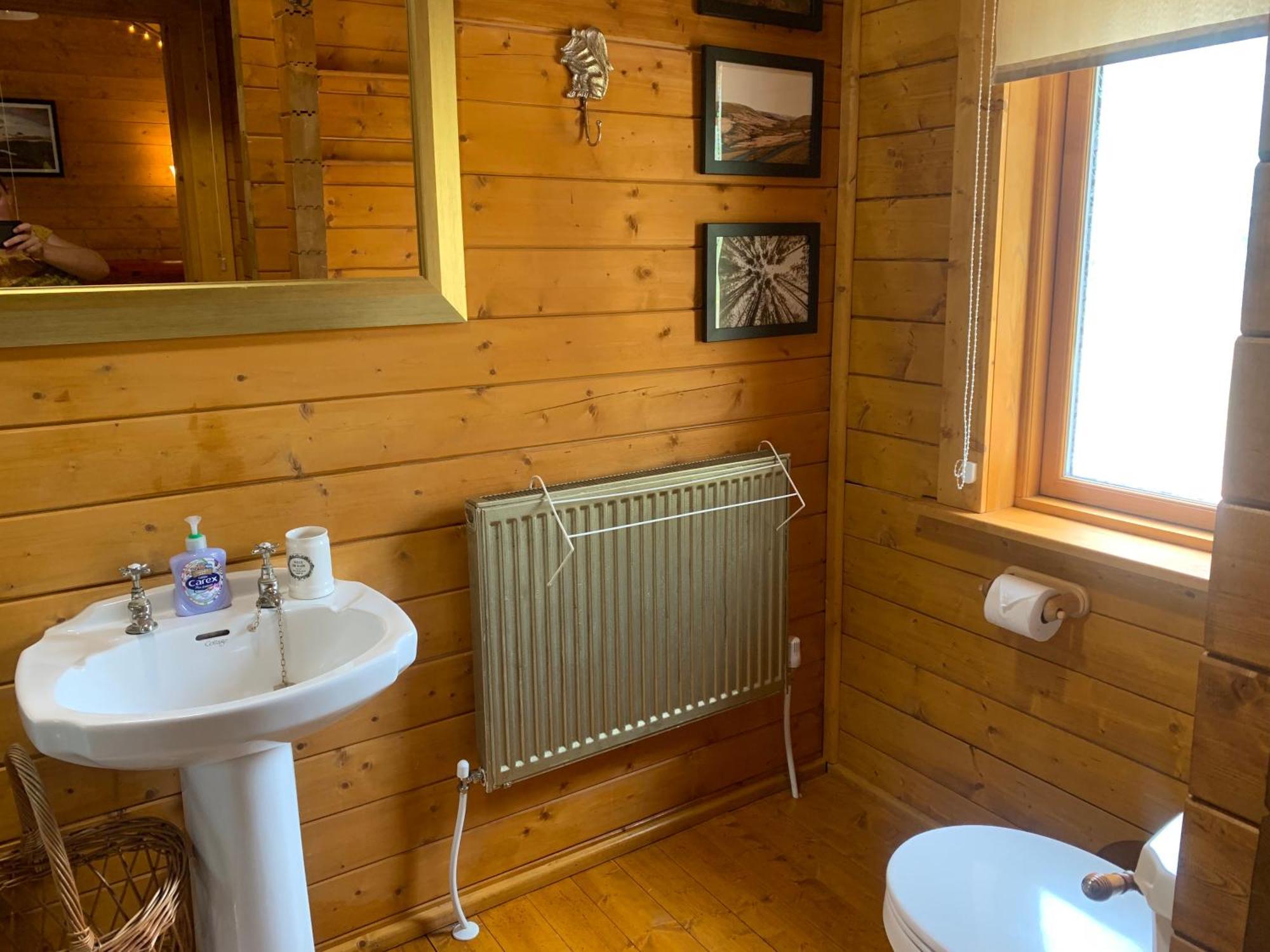 Cherry Cabin - Little Log Cabin In Wales Bettws Cedewain Esterno foto